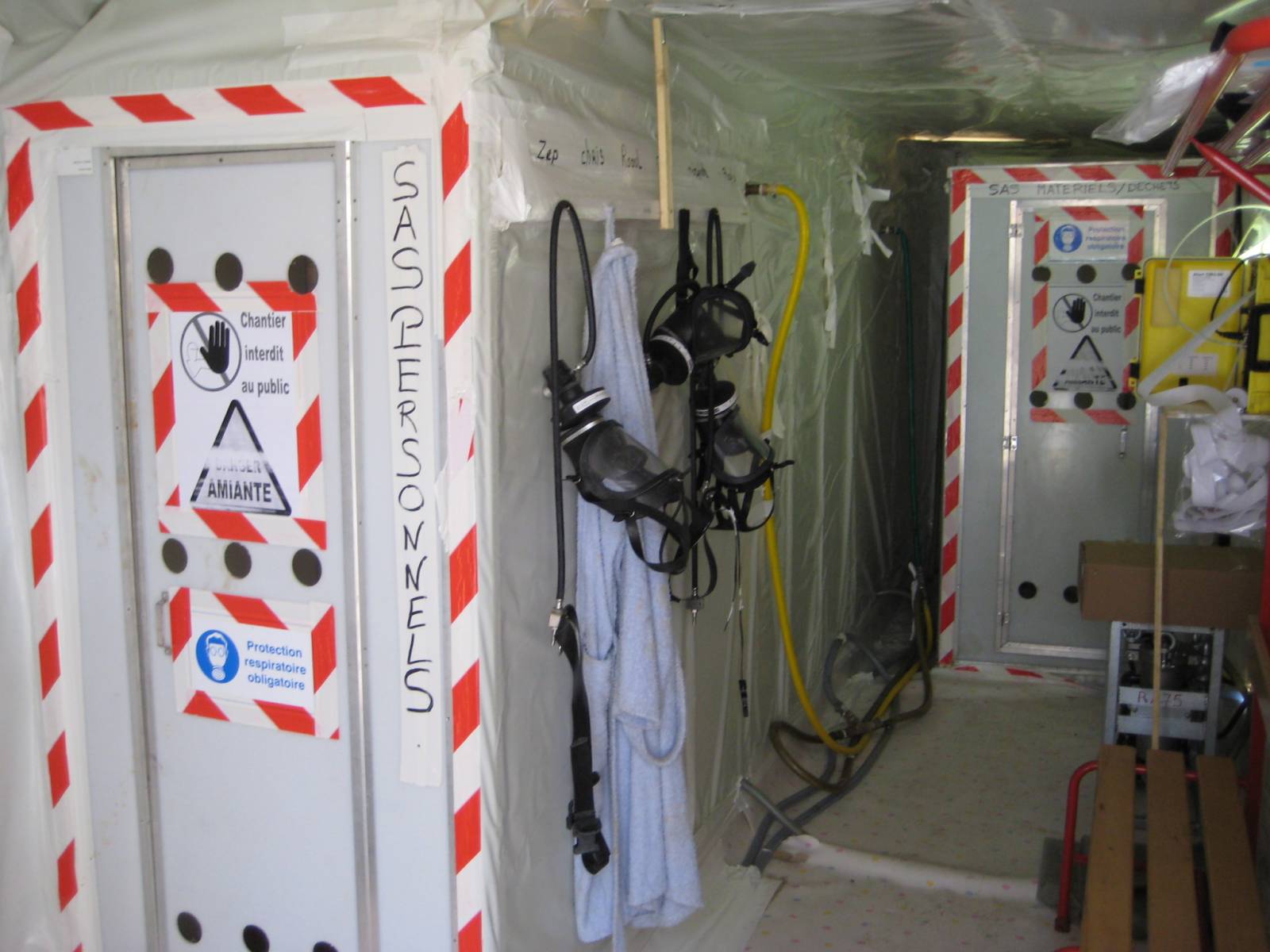 Réalisation d'un examen visuel sur un chantier de désamiantage par un diagnostiqueur expert à Lyon et en France